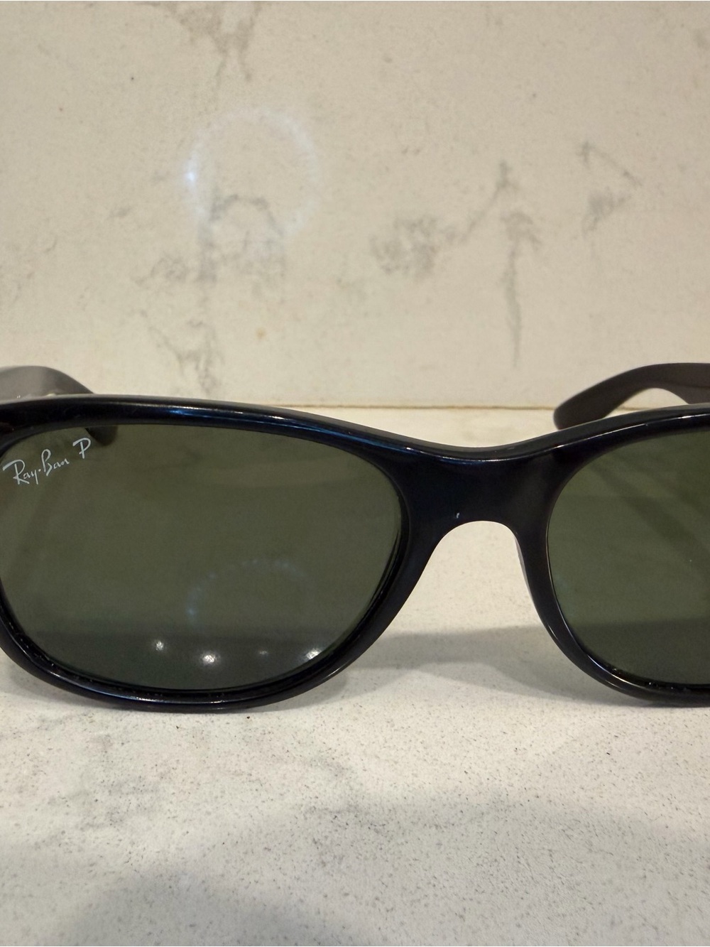 Classic Ray-Ban Wayfarer polarized black sunglasses with case - Picture 2 of 9